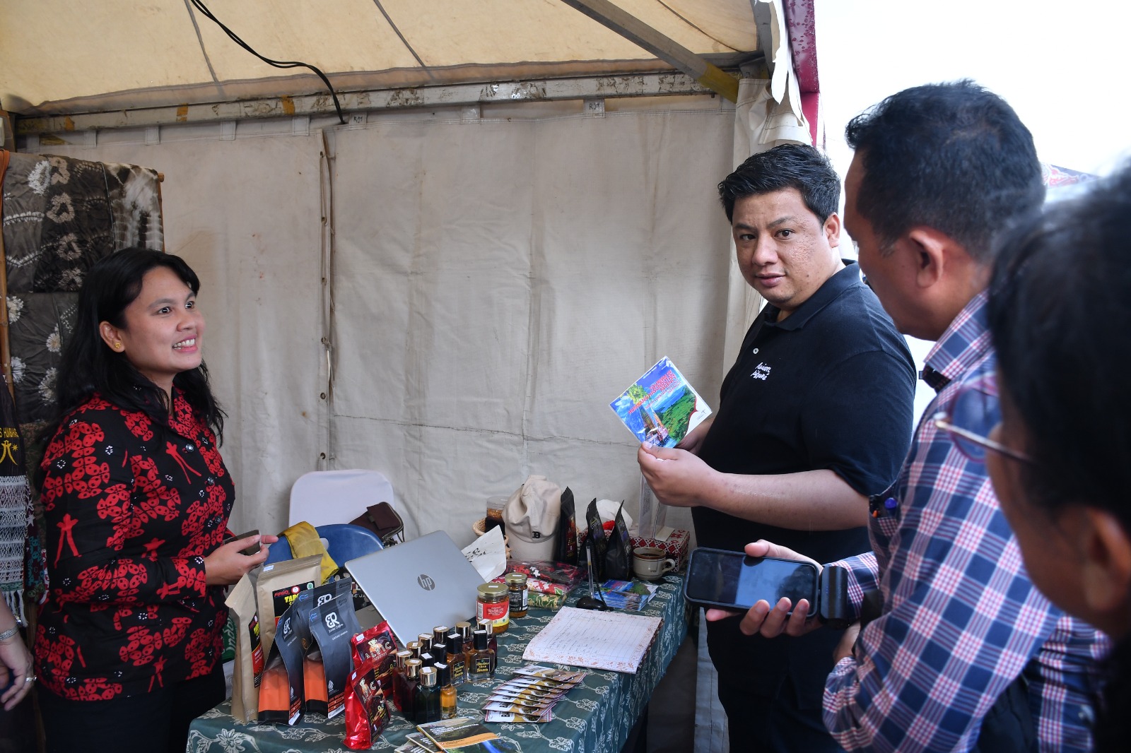 Pastikan Pelayanan Prima untuk Ribuan Pelari dan Wisatawan, Bupati Vandiko Tinjau UMKM TOTK 2026.