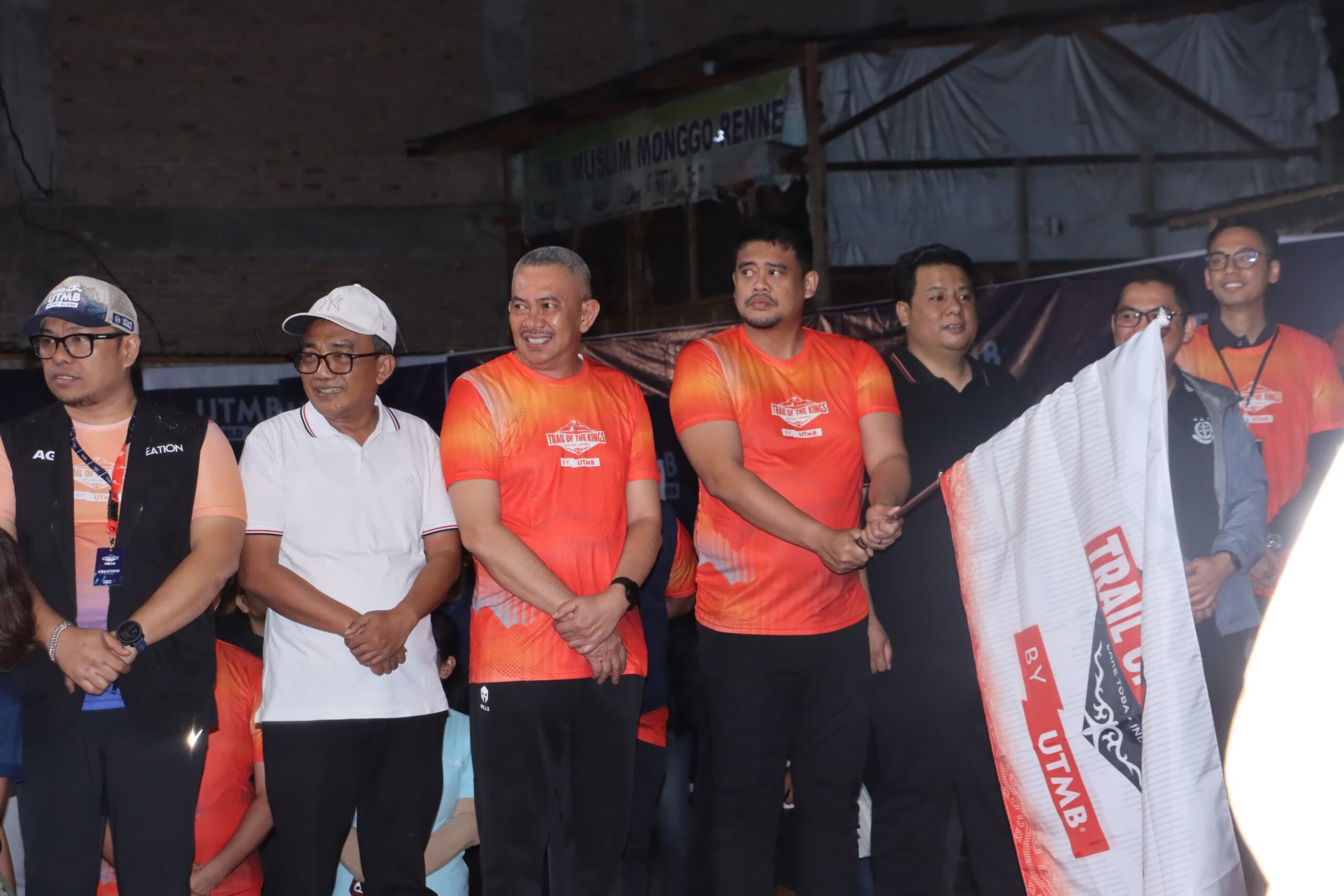 Gubernur Sumatera Utara Bersama Bupati Samosir Lepas Peserta Lomba 100K Trail of The Kings 2026.