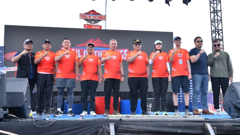 Juara TOTK 2026 Naik Podium, Bupati Samosir bersama Sekdaprovsu Serahkan Hadiah.