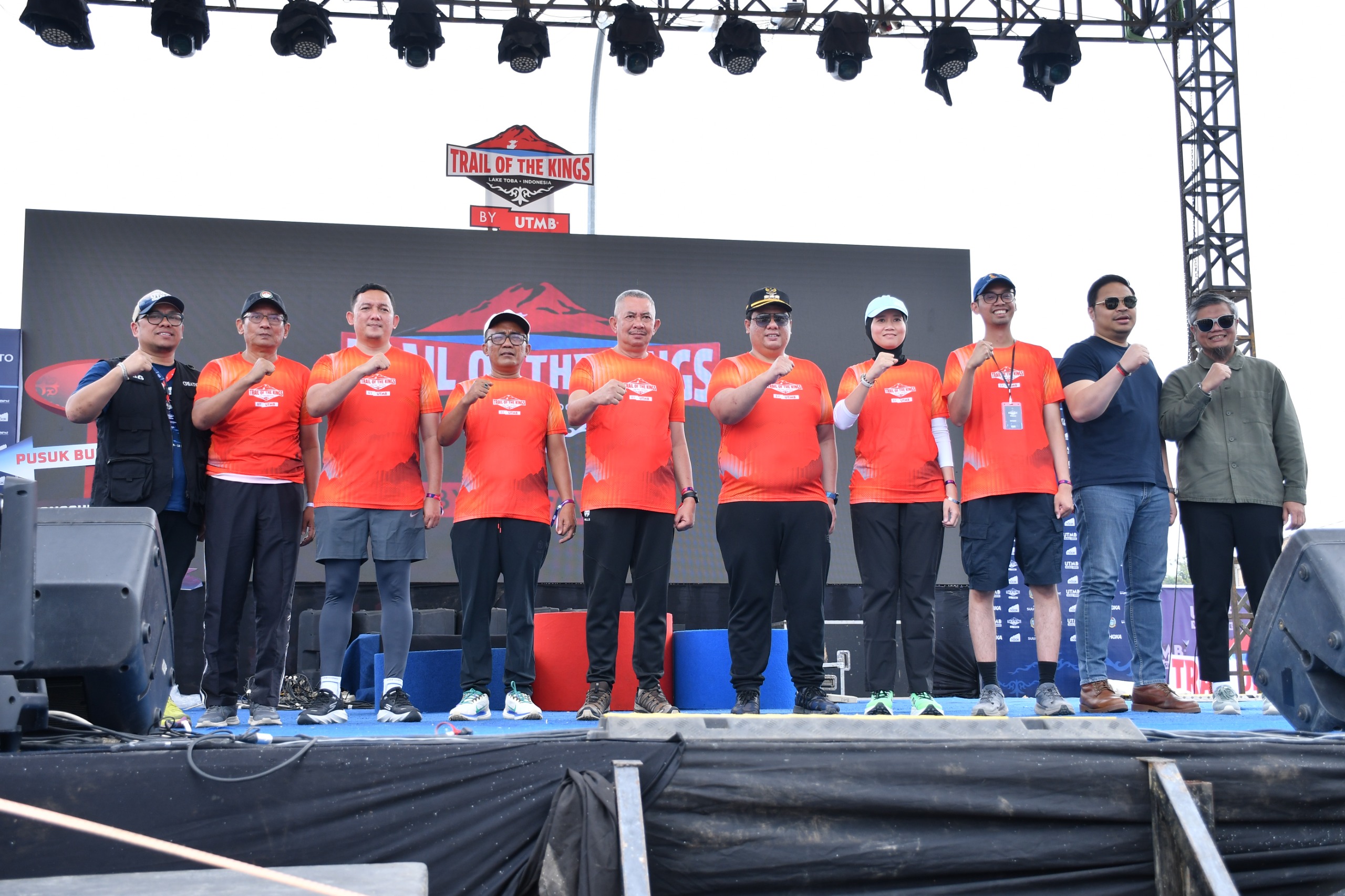 Juara TOTK 2026 Naik Podium, Bupati Samosir bersama Sekdaprovsu Serahkan Hadiah.