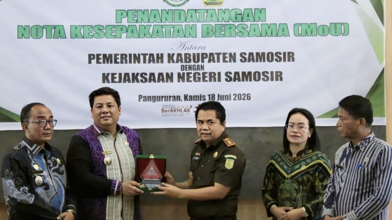 Pemkab Samosir dan Kejari Samosir Perpanjang Kerja Sama Penanganan Masalah Hukum Perdata dan Tata Usaha Negara.