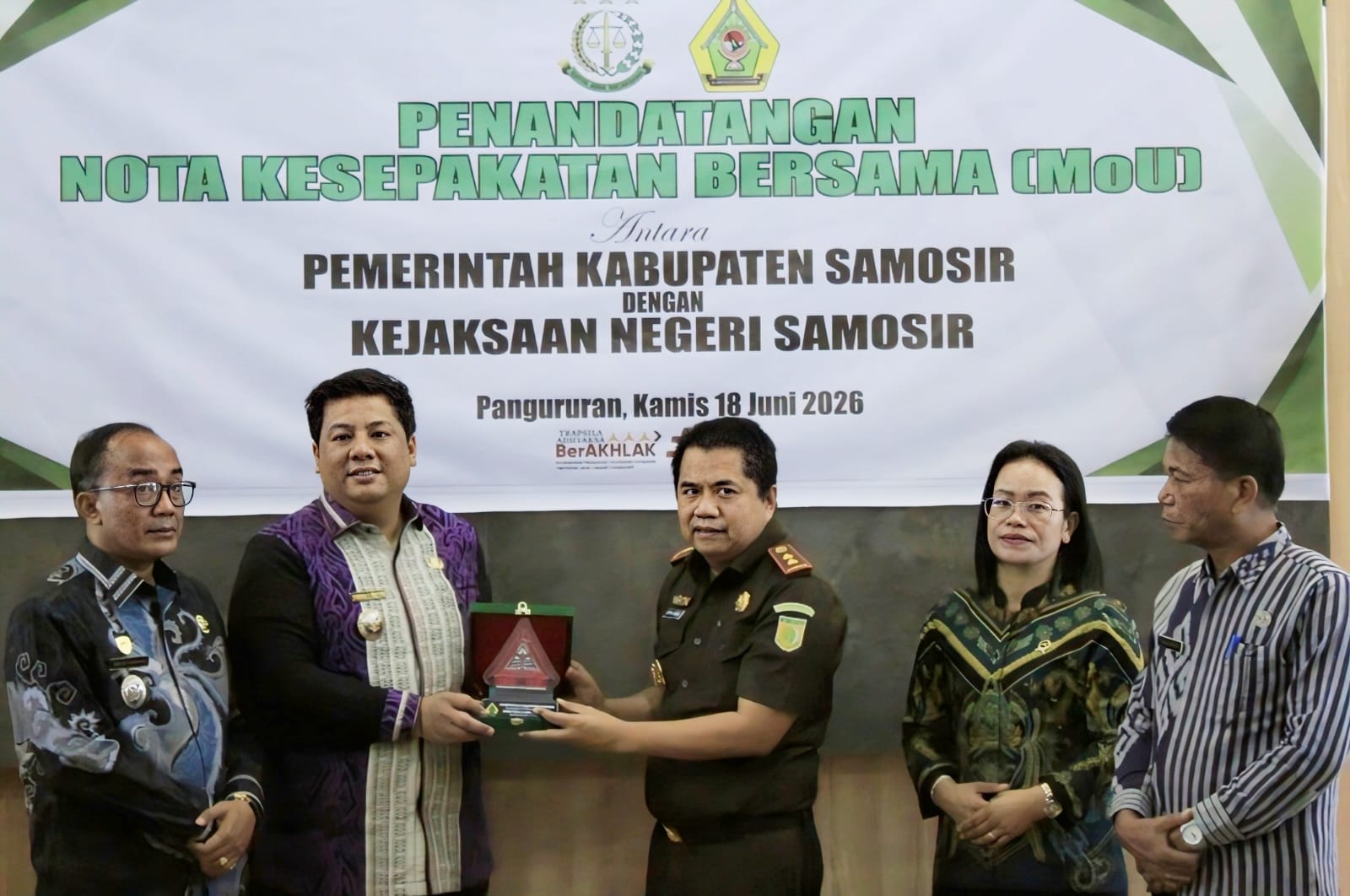 Pemkab Samosir dan Kejari Samosir Perpanjang Kerja Sama Penanganan Masalah Hukum Perdata dan Tata Usaha Negara.