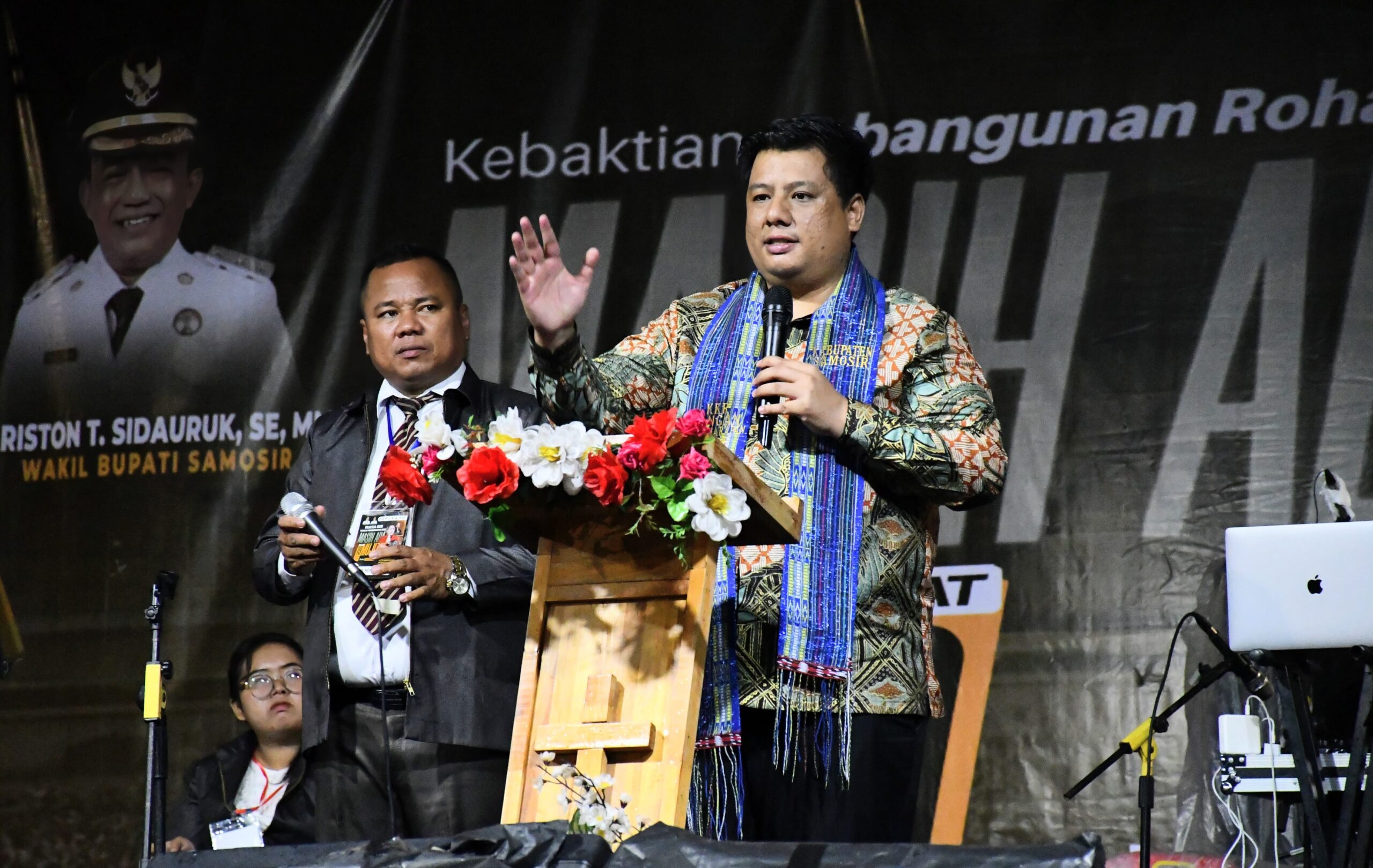Baho Kominfo: Hardyanto Dede Berkhotbah di Samosir, Bupati Vandiko: Pembangunan Infrastruktur dan Rohani Harus Seimbang.