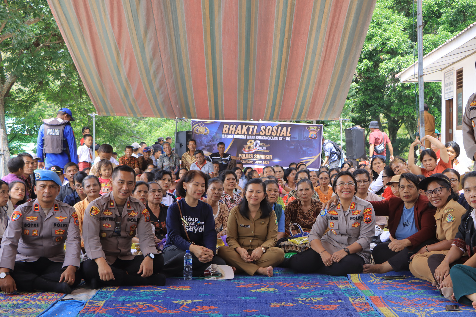 Polres Samosir Gelar Bakti Sosial dan Kesehatan di Hasinggahan, Ratusan Warga dan Pelajar Terima Manfaat.