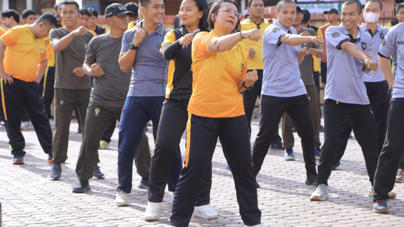 Sinergi Jelang Hari Bhayangkara ke-80, Polres Samosir dan Forkopimda Perkuat Kebersamaan Lewat Olahraga Bersama.