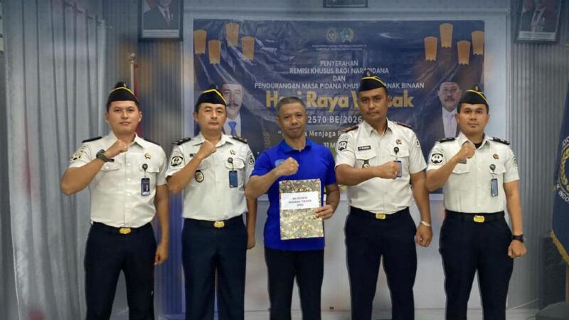 Satu Warga Binaan Rutan Tanjung Pura Terima Remisi Khusus Waisak 2026