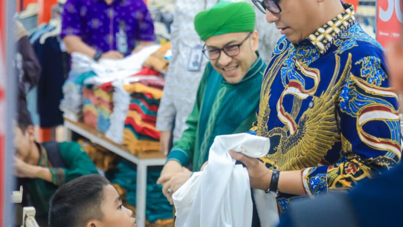 Peringati Lebaran Yatim 10 Muharram, Rico Waas Ajak Anak Yatim Duafa Belanja Baju Baru