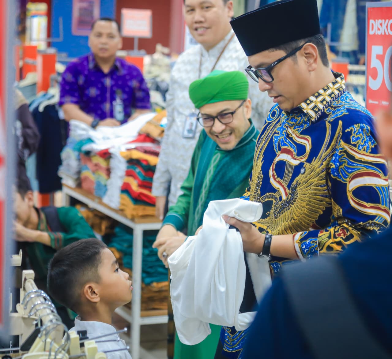 Peringati Lebaran Yatim 10 Muharram, Rico Waas Ajak Anak Yatim Duafa Belanja Baju Baru