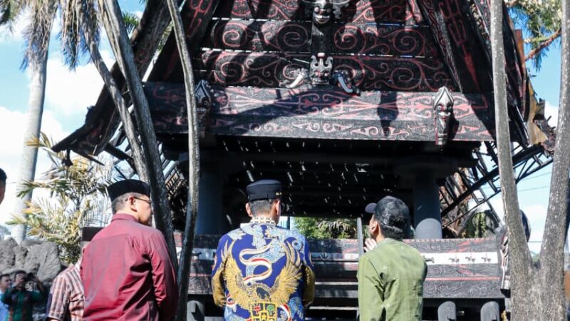 Tinjau Rumah Adat Sisingamangaraja Yang Terbakar , Rico Waas Pastikan Segera Dilakukan Perbaikan
