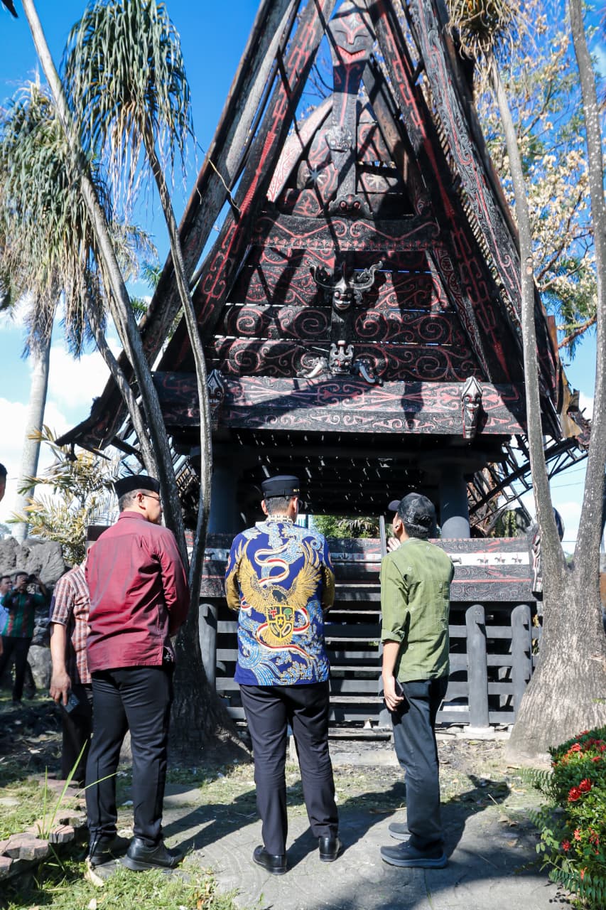 Tinjau Rumah Adat Sisingamangaraja Yang Terbakar , Rico Waas Pastikan Segera Dilakukan Perbaikan