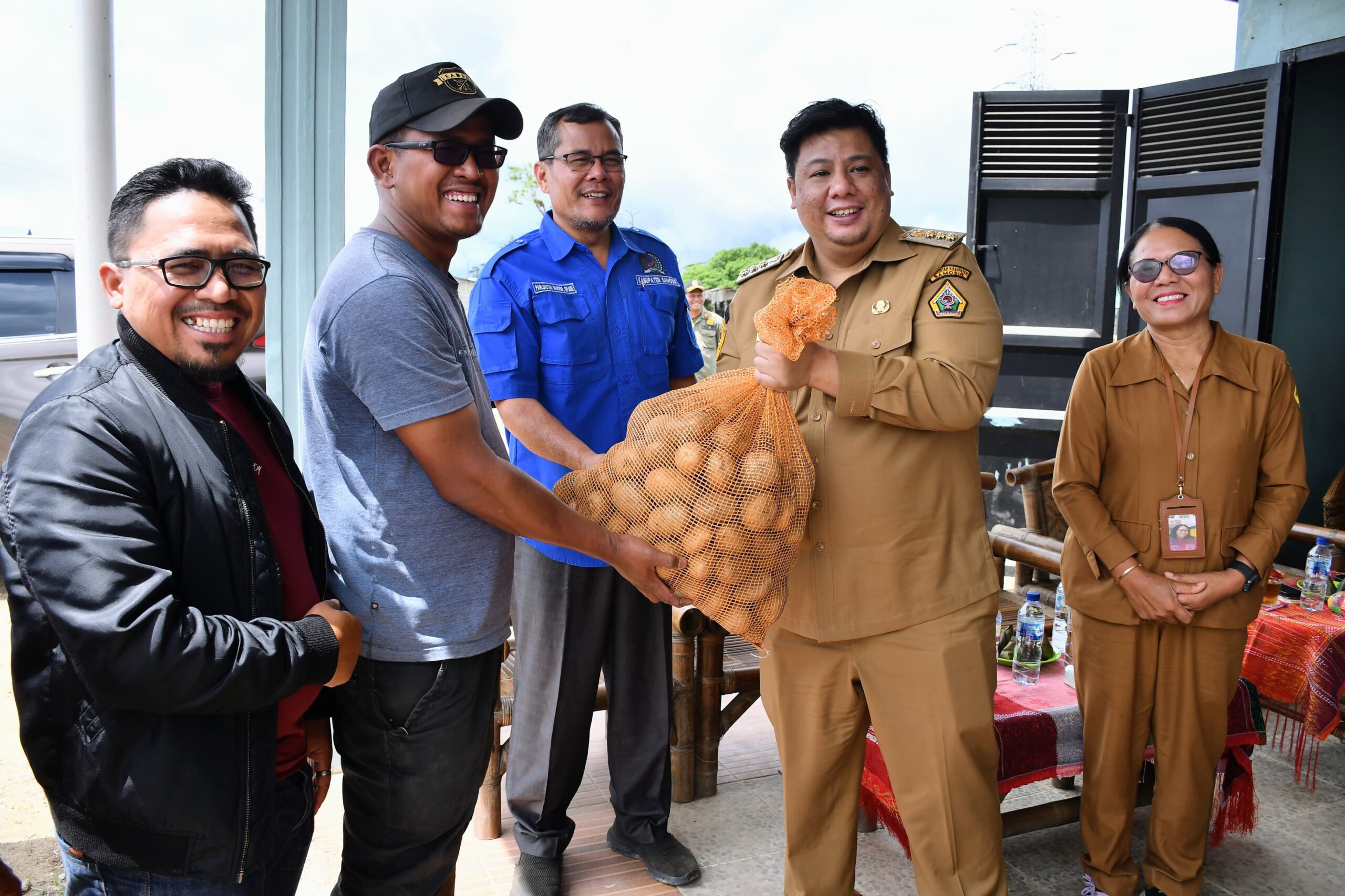Bupati Samosir Ajak Kelompok Tani Buktikan Keberhasilan Program Kolaborasi Sumut Berkah, 5 ton bibit kentang disalurkan