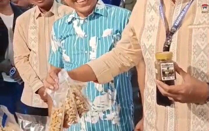 Rico Waas Kunjungi Stan PWPM di Bazaar Kuliner UMKM APEKSI 2026, Borong Produk Lokal dan Doakan Sukses
