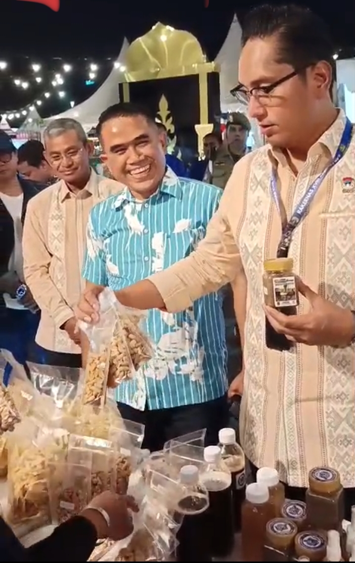 Rico Waas Kunjungi Stan PWPM di Bazaar Kuliner UMKM APEKSI 2026, Borong Produk Lokal dan Doakan Sukses