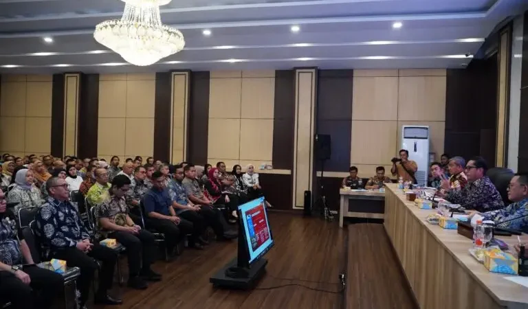 Dinilai Belum Maksimal, Rico Waas Beri Tenggat Camat Tuntaskan Digitalisasi Bansos