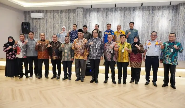 Sama-Sama Terluka karena Banjir, Ketulusan Wali Kota Medan Luluhkan Hati Bupati Aceh Tamiang