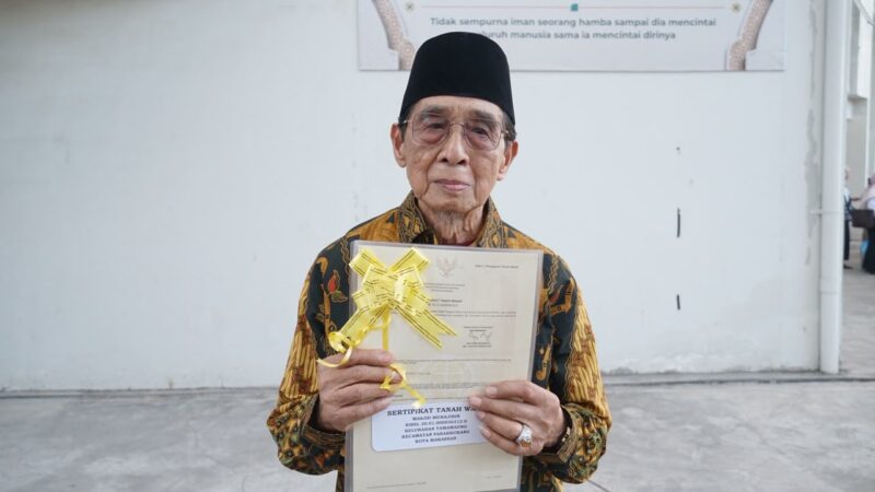 Selembar Sertipikat Menjaga Amanah Tanah Wakaf